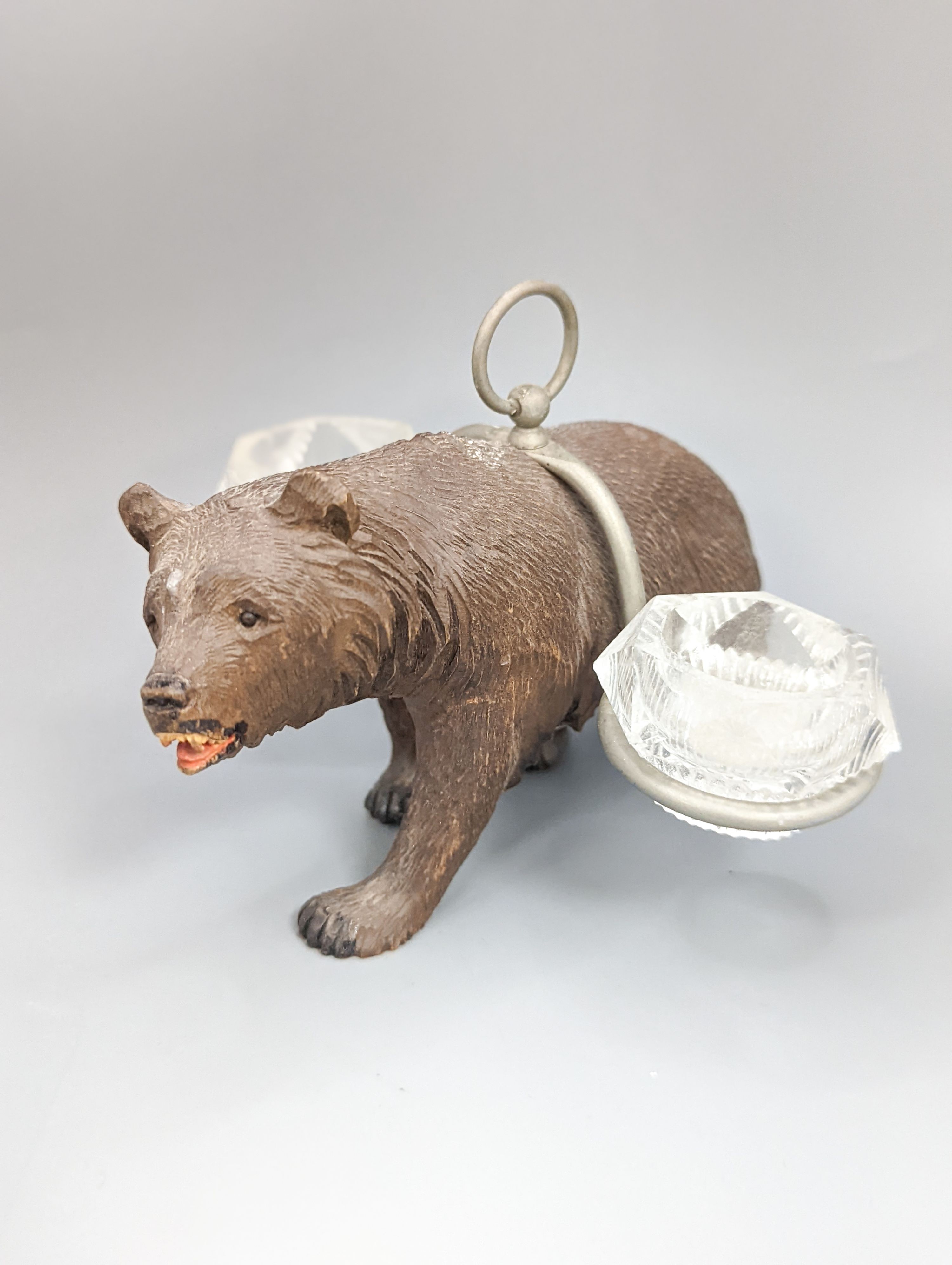 A Black forest carved bear cruet, width 13cm, and a similar stampbox, early 20th century